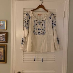 A beautiful Olipant tunic top. Perfectly paired with white jeans!